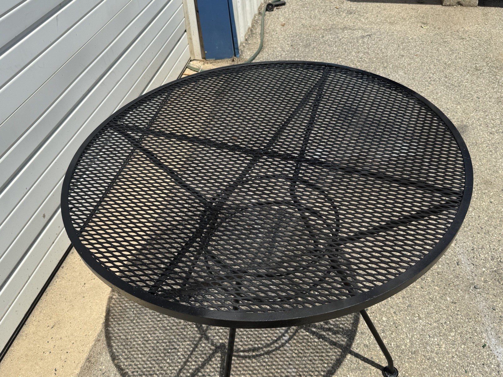 Vintage Salterini Style Wrought Iron Mesh Patio Table – 36” Round