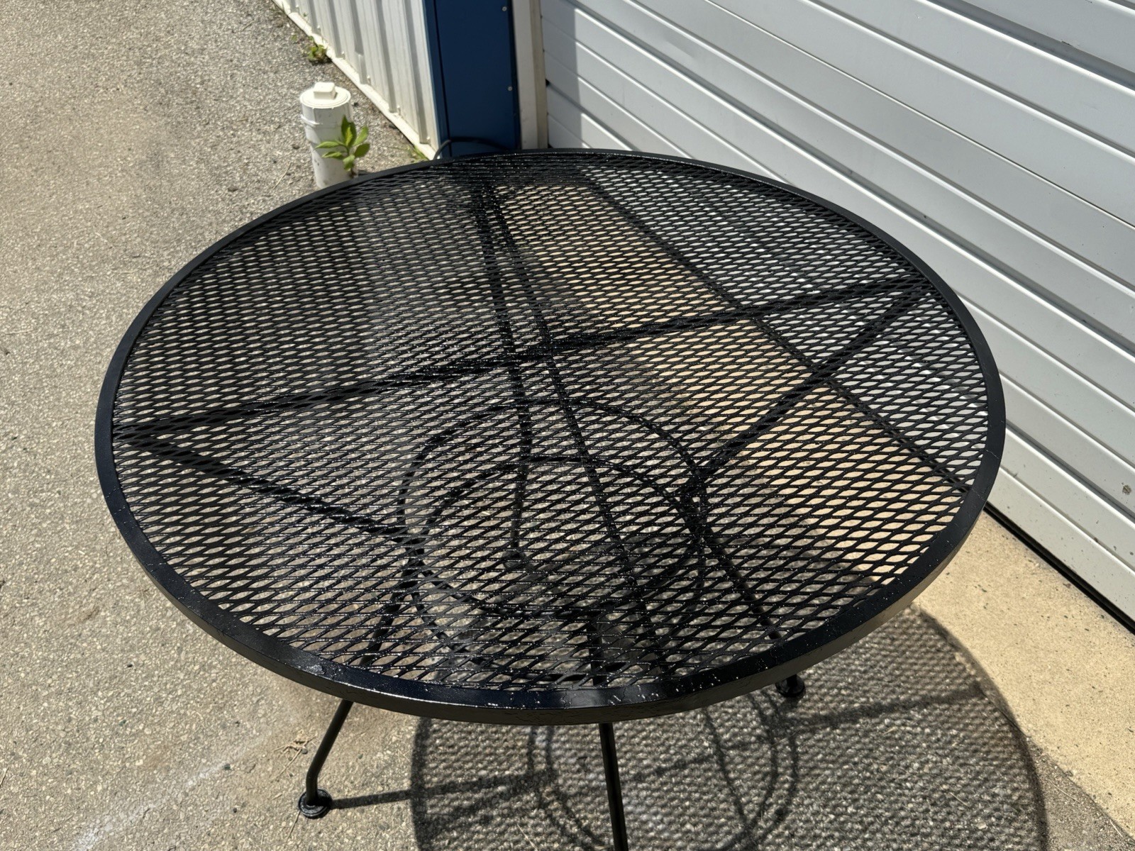 Vintage Salterini Style Wrought Iron Mesh Patio Table – 36” Round