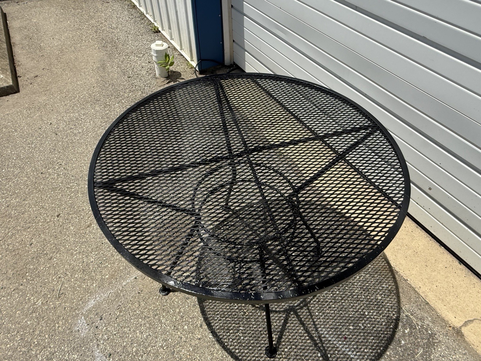 Vintage Salterini Style Wrought Iron Mesh Patio Table – 36” Round
